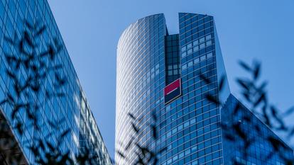 En février 2024, la banque avait déjà annoncé la suppression d’environ 900 postes à son siège.