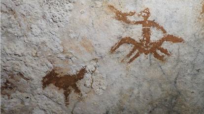Les plus anciennes traces de mains de l’humanité sont des marques fugaces, à peine visibles, à côté de peintures rupestres d’animaux bien plus récentes (autour de 4 000 ans), sur les parois d’une grotte indonésienne.