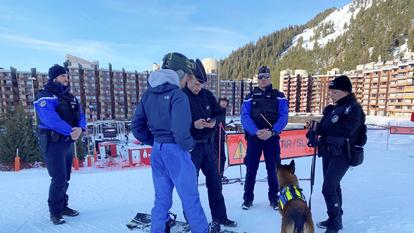 Les gendarmes de la compagnie d’Alberville procèdent à un contrôle de stupéfiants à La Plagne, le 21 janvier 2026. Depuis le début de l’hiver, ces opérations se multiplient dans les stations de ski, pour faire face à la forte hausse de la consommation.