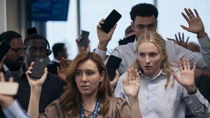 Dans Steal, Sophie Turner prête ses traits à Zara, une analyste junior cantonnée à des tâches rébarbatives d’un fonds de pension.