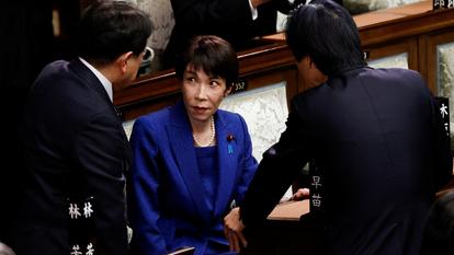 La première ministre du Japon et leader du Parti libéral-démocrate (PLD), Sanae Takaichi, s’adresse aux législateurs du PLD avant la dissolution de la chambre basse du Parlement à Tokyo, le 23 janvier 2026.