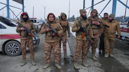 Des membres de la police militaire syrienne se rassemblent devant la prison d’al-Aqtan, où sont détenus certains membres de l’État islamique, à Raqqa, en Syrie, le 22 janvier 2026.