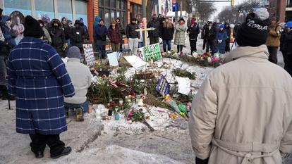 Des habitants de Minneapolis se recueillent sur le lieu du drame.