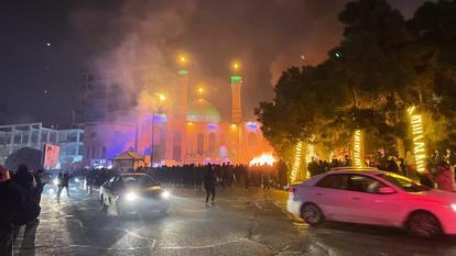 Des manifestants autour d’un feu de voiture lors d’une protestation à Téhéran, le 8 janvier 2026.