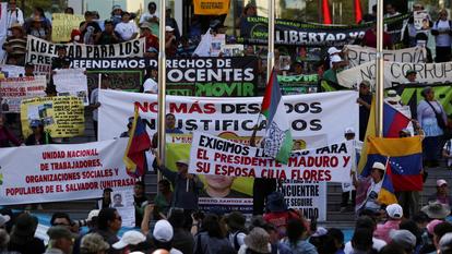 Des membres d’organisations sociales participent à une manifestation contre le gouvernement, à San Salvador, El Salvador, le 25 janvier 2025.