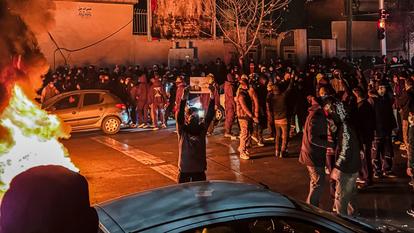 إيرانيون يتجمعون خلال مظاهرة في طهران، 9 يناير 2026.