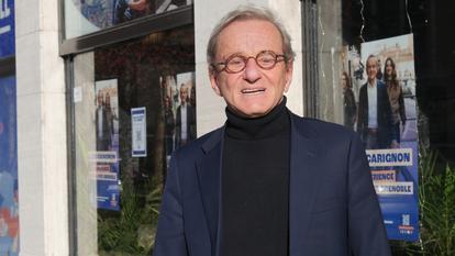 Alain Carignon, candidat aux élections municipales de Grenoble, devant son QG de campagne, lundi 26 janvier 2026.