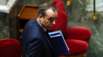 Sébastien Lecornu quitte l’Assemblée nationale après l’échec des deux motions de censure visant son gouvernement, le 23 janvier.