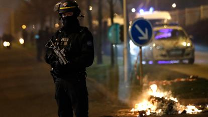 « Chaque jour, les policiers protègent les Français au péril de leur vie. La police nationale est à bout. Les agents sont épuisés. La colère est légitime », dénonce le syndicat Synergie.