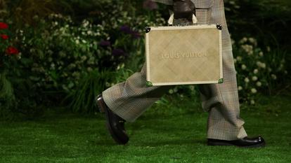 Un modèle présente une création du designer et musicien Pharrell Williams lors de son défilé pour la maison de mode Louis Vuitton pendant la Fashion Week Masculine à Paris, le 20 janvier 2026.
