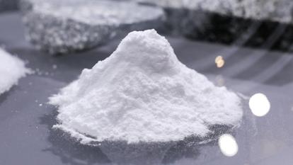 Échantillon de carbonate de lithium utilisé pour produire des batteries.