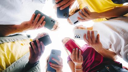 Après l’Australie, la France pourrait être le deuxième pays à interdire les réseaux sociaux aux mineurs à la rentrée prochaine.