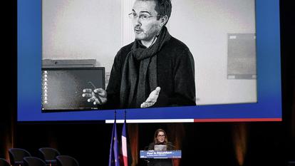 Mickaelle Paty prononce un discours devant l’image projetée de son frère, Samuel, en mars 2025.