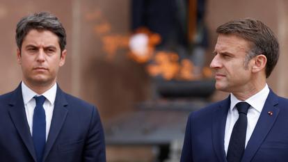 Emmanuel Macron, en juin 2024, aux côtés de Gabriel Attal, alors premier ministre, et devenu, depuis, secrétaire général du parti Renaissance.