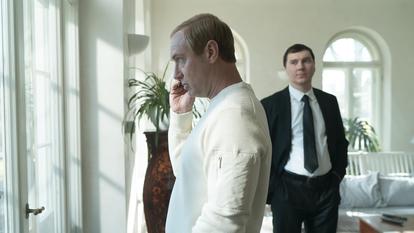 S’il échappe au piège du roman ou du film à thèse, Le Mage du Kremlin, avec Jude Law dans le rôle de Vladimir Poutine, n’en est pas moins une œuvre politique.