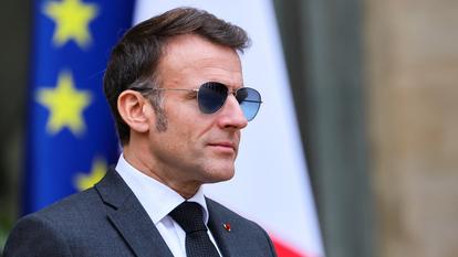 Le président français Emmanuel Macron porte des lunettes de soleil en attendant l’arrivée d’un invité au Palais de l’Élysée à Paris, France, le 23 janvier 2026.