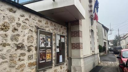 Le fronton de la mairie de Chessy (Seine-et-Marne). Les bans du mariage contesté par le maire ne figurent pas sur le panneau d’affichage de l’hôtel de ville.