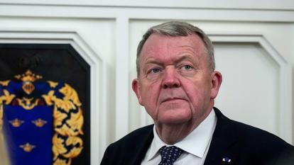 Le ministre des Affaires étrangères danois Lars Lokke Rasmussen observe lors de la visite du roi Frederik et de la reine Mary à Tallinn, en Estonie, le 27 janvier 2026.