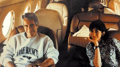 Cette photo non datée, fournie par le département de la Justice des États-Unis le 19 décembre 2025, montre Jeffrey Epstein et sa complice Ghislaine Maxwell, à bord d’un jet privé.