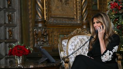 La première dame Melania Trump participe aux appels téléphoniques du programme de suivi du Père Noël, depuis le club Mar-a-Lago à Palm Beach, le 24 décembre 2025.