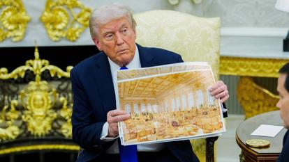 Donald Trump présente une vision d’artiste de la future salle de bal de la Maison-Blanche, le 22 octobre 2025.