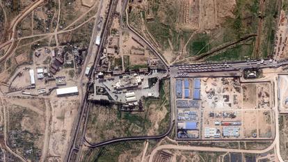 Une image satellite montre des camions amassés au passage frontalier de Rafah, entre l’Égypte et la bande de Gaza, le 29 janvier 2026.