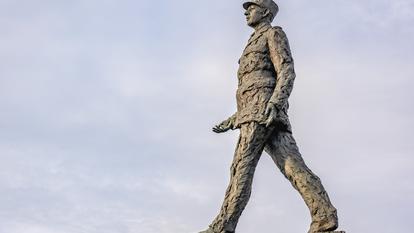 Statue de Charles de Gaulle, qui décida en 1958 le programme d’armement nucléaire du pays.