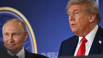 Le président américain Donald Trump (à droite) et le président russe Vladimir Poutine à Anchorage, en Alaska, le 15 août 2025.