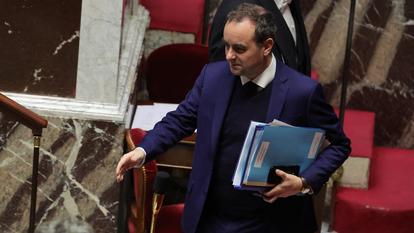 La spirale émolliente des concessions ne peut que rendre plus dur, donc plus impopulaire, tout appel au courage. En suspendant la réforme des retraites et en remaniant la seule arme fiscale pour réduire les déficits, Sébastien Lecornu met à mal la possibilité d’un sursaut économique.