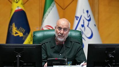 Sur cette photo diffusée par l’agence de presse de l’Assemblée consultative islamique (ICANA), le président du Parlement iranien, Mohammad Bagher Ghalibaf, en uniforme des gardiens de la révolution islamique, préside une séance à Téhéran le 1er février 2026.