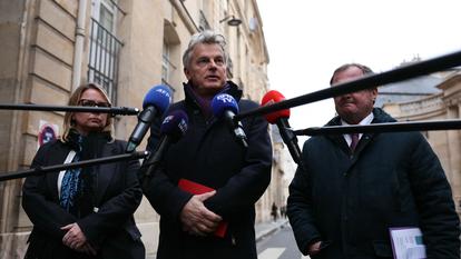 Le secrétaire national du Parti communiste français, Fabien Roussel, entouré de ses lieutenants, à la sortie d’une réunion avec le premier ministre à l’Hôtel Matignon, à Paris, le 22 décembre 2025.