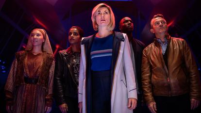 Aruhan Galieva, Mandip Gill, Jodie Whittaker, Tosin Cole et Bradley Walsh dans la saison 12 de Doctor Who