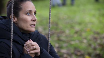 Julie de Bona est Claire dans Pour Emma, sur M6.