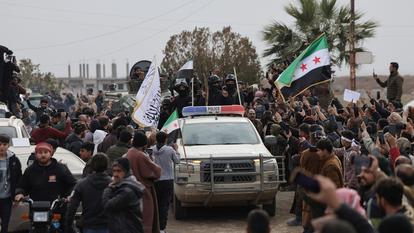 Des habitants Qamichli, dans le nord-est de la Syrie, saluent l’arrivée des forces gouvernementales, mardi 3 février 2026.
