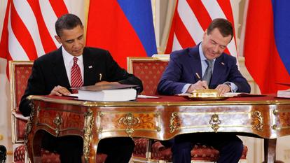 Barack Obama et Dmitry Medvedev, à l’époque présidents des États-Unis et de la Russie, avaient signé le traité New Strategic Arms Reduction Treaty (New START) au Château de Prague en République tchèque en 2010. Le traité arrive à expiration sans successeur.
