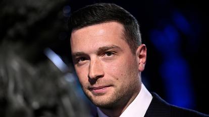 Durant quatre mois, jusqu’au prononcé du jugement en appel, Marine Le Pen doit préparer un passage de relais, et s’y préparer personnellement.