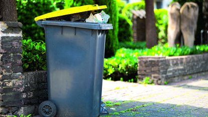 Une poubelle de recyclage.