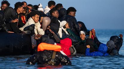 Sur la plage de Gravelines, le 27 septembre dernier, des migrants tentent de monter sur un bateau de fortune pour traverser la Manche.