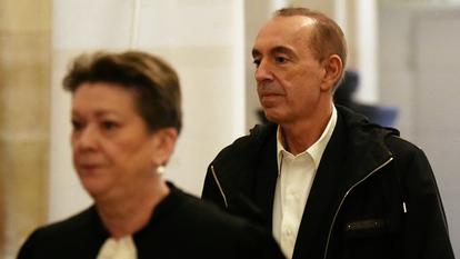 L’animateur et producteur de télévision français Jean-Marc Morandini (à droite) arrive au tribunal de Paris, le 27 novembre 2024.
