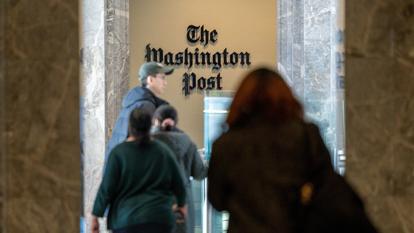 Des employés du Washington Post entrent dans le bâtiment après la tenue d’un rassemblement «Sauvez le Post» à l’extérieur du journal, après l’annonce de vagues de licenciements, à Washington, le 5 février 2026