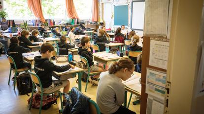 Des élèves attentifs dans une classe de l’école des Neuveries (Gif-sur-Yvette) en 2020.