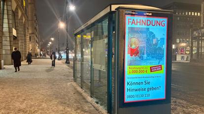 Sur Unter den Linden, célèbre avenue berlinoise, une affiche promet jusqu’à un million d’euros de récompense en cas d’informations sur l’incendie criminel commis début janvier et ayant entraîné de massives coupures de courant.