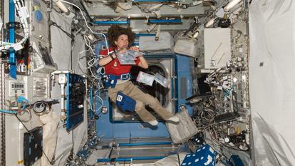 En janvier 2011, à bord de l’ISS, l’astronaute Cady Coleman, équipée d’électrodes, mène des expériences en apesanteur.