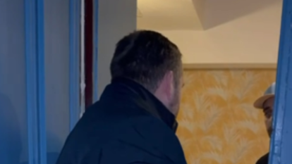 Capture d’écran de la vidéo montrant le député Thibaut Monnier en discussion avec l’occupant squatteur.