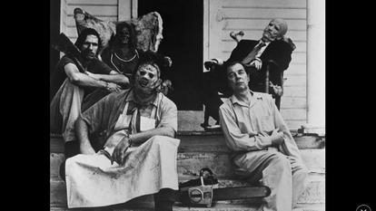 Sympathique photo de famille dans Massacre à la tronçonneuse, en 1974.