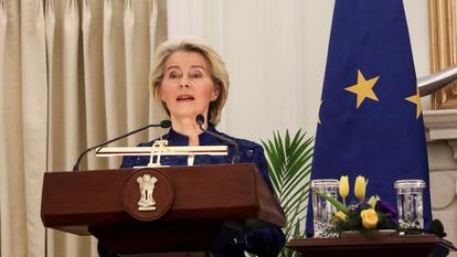 La présidente de la Commission européenne, Ursula von der Leyen, s’exprime lors d’une déclaration de presse conjointe avec le premier ministre indien Narendra Modi et le président du Conseil européen, Antonio Costa, à la Maison Hyderabad à New Delhi, en Inde, le 27 janvier 2026.