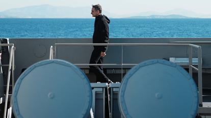 Le Premier ministre grec sur le pont de la frégate Krimon livrée par la France, le 15 janvier dernier, ce navire participant à la modernisation de la flotte d’Athènes en Méditerranée.