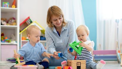 Les Français continuent de vouloir entre 2 et 2,3 enfants par femme selon des études, alors que la fécondité s’établit désormais à 1,55 enfant par femme en 2025.