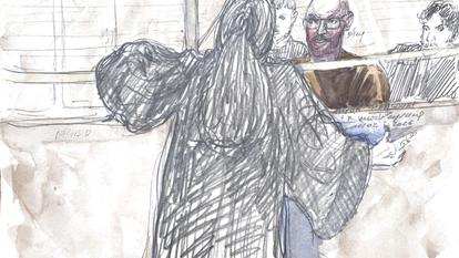 Ce croquis d’audience, réalisé le 10 février 2026, montre Ameur Mansouri (2e à droite), réputé être l’un des plus importants trafiquants de drogue français, lors de son procès au tribunal correctionnel de Paris, le 10 février 2026.