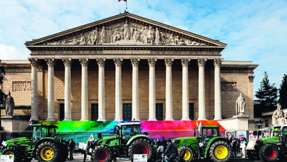 Manifestation de la FNSEA et des Jeunes Agriculteurs (JA) devant l’Assemblée nationale, le 26 mai 205.